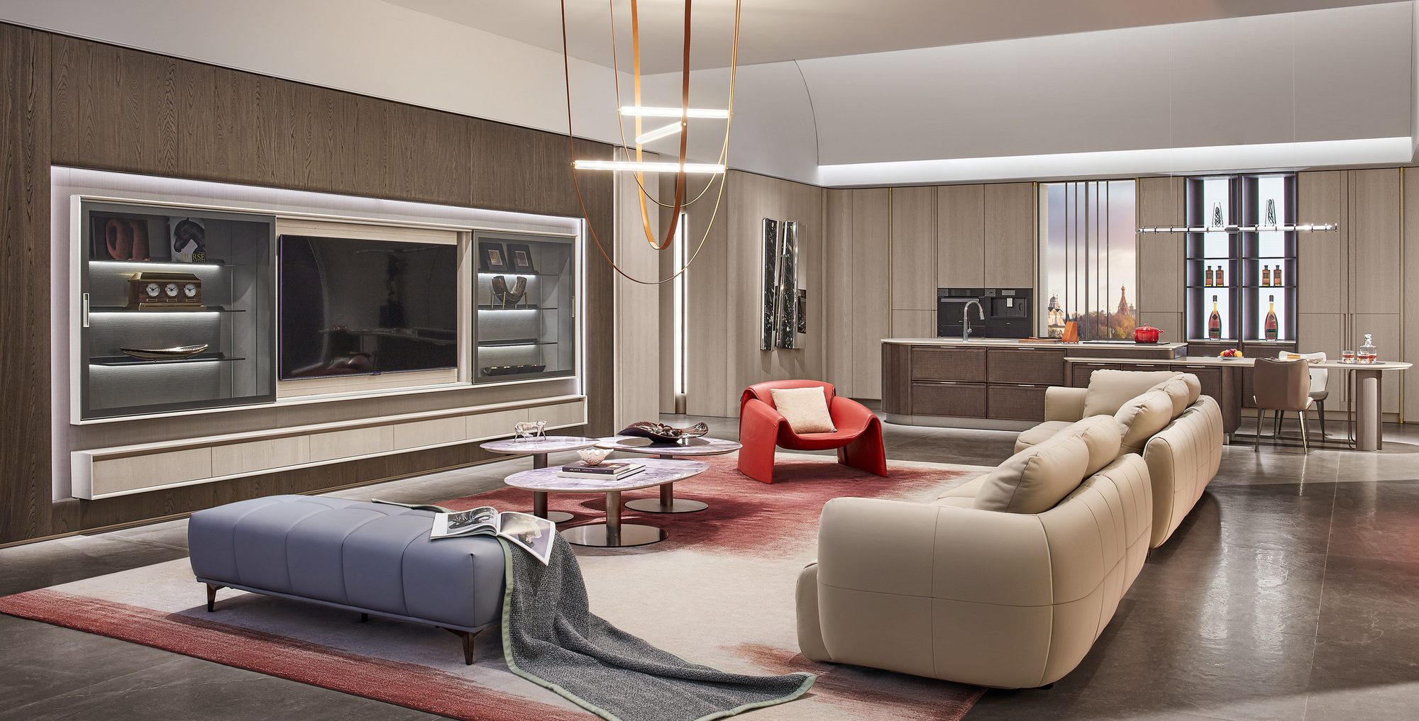 Sala amplia con muebles empotrados Oppein, sofá en tonos crema y pared de TV iluminada