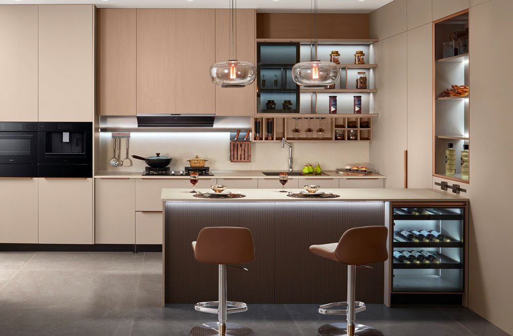 Cocina Oppein con isla y barra de desayuno en tonos madera claros